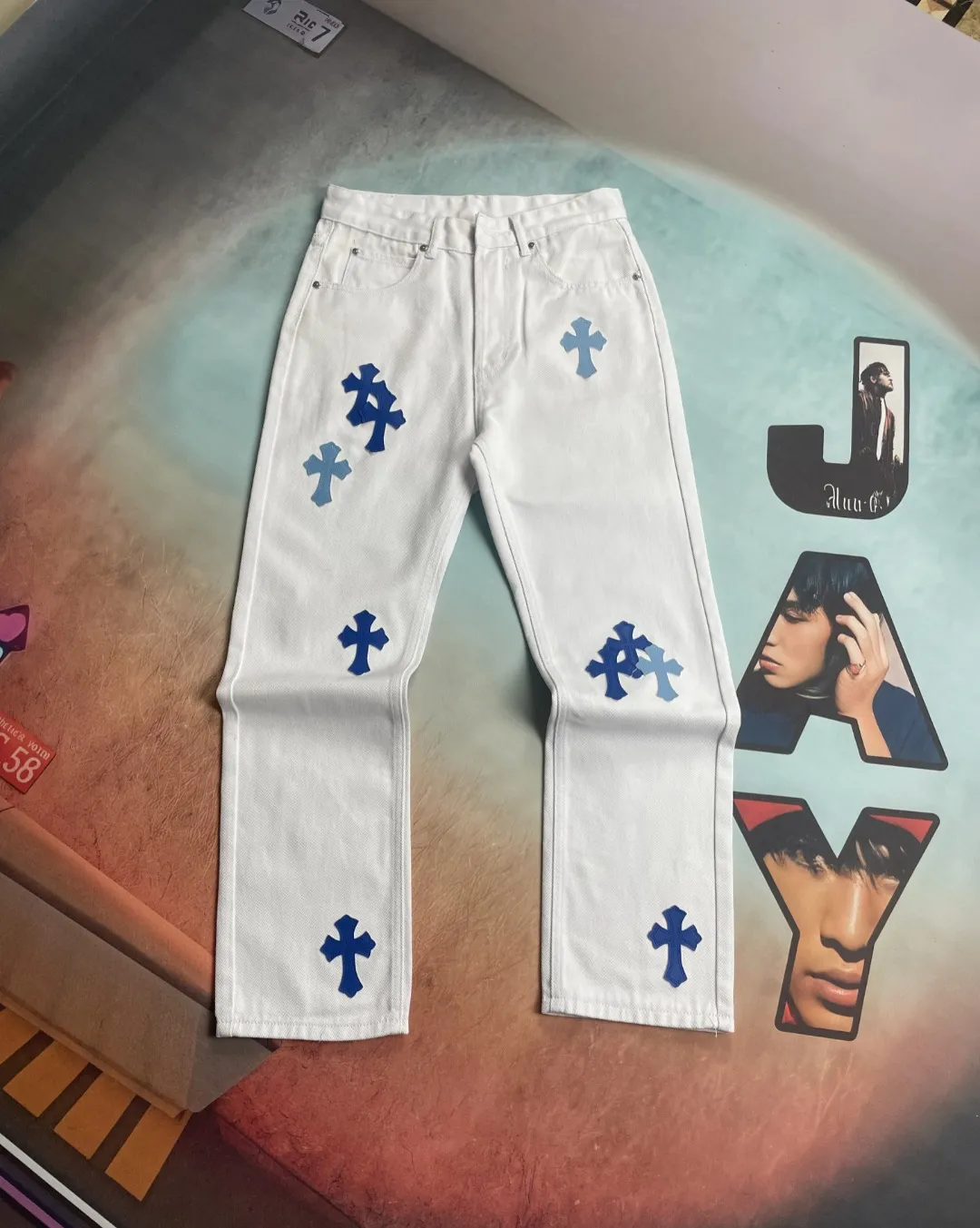 🅿️240 🔘Style No.-KL121 🔘Cro Heart𝐂𝐡𝐫𝐨𝐦𝐞 𝐇𝐞𝐚𝐫𝐭 Miami high street white and blue cross patchwork leather retro straight jeans* are carefully crafted with top-notch heavy-duty washing technology, and every process is dedicated to ingenuity. The calfskin is precisely laser-cut and turned into exquisite crosses, showing a luxurious texture in every detail. Paired with distressed silver hardware, the retro charm and fashion style are cleverly blended. The straight-leg design is a unique one, instantly slimming the upper body, modifying the lines of the legs, and showing a neat and capable temperament. From fabric selection to craftsmanship, every step is strictly controlled to show high-end quality and be clearly distinguished from ordinary products on the market. It is tailor-made for you who pursue the ultimate fashion.  Size: S M L XL (28.30.32.34) Color: White
